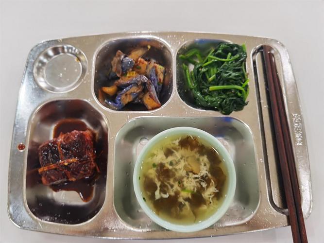 新澳门全年免费料新澳和日学校午餐减少米饭与学校午餐时刻